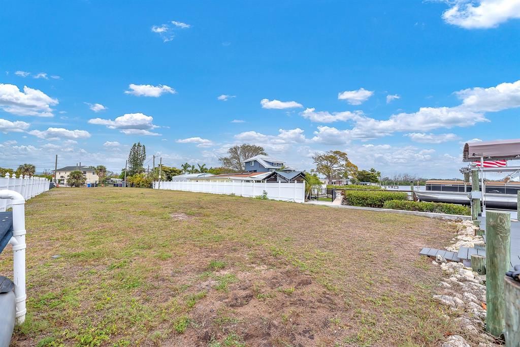 待售: $575,000 (0.32 acres)