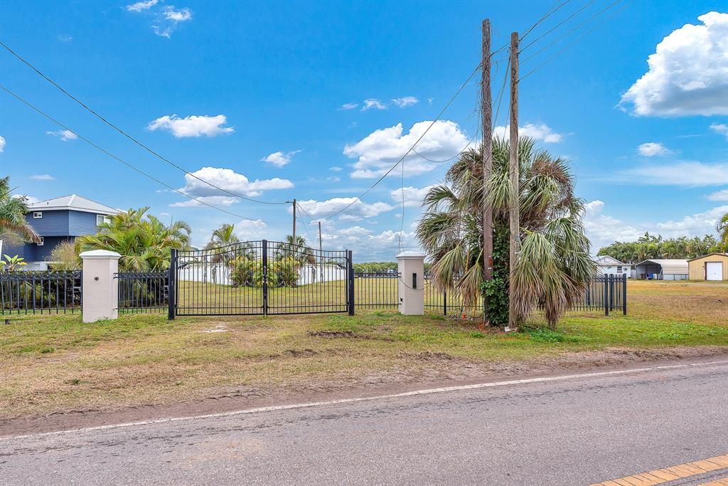 待售: $575,000 (0.32 acres)