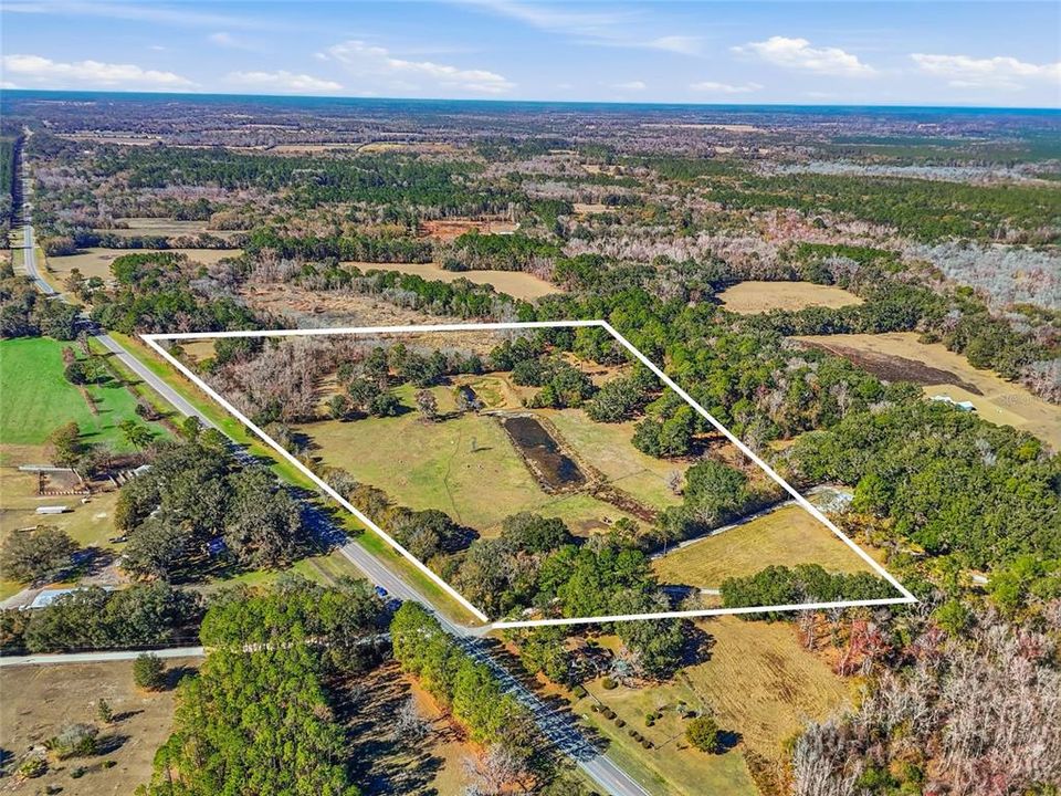 На продажу: $895,000 (40.18 acres)