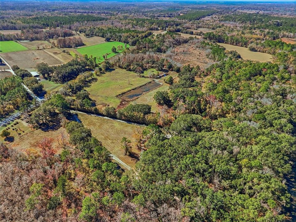 На продажу: $895,000 (40.18 acres)