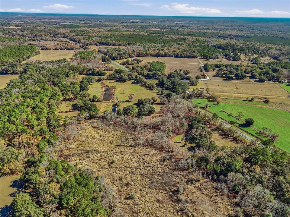 На продажу: $895,000 (40.18 acres)