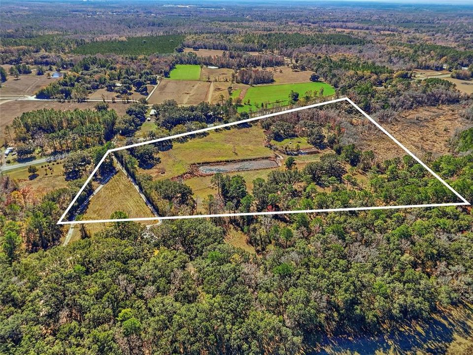 На продажу: $895,000 (40.18 acres)