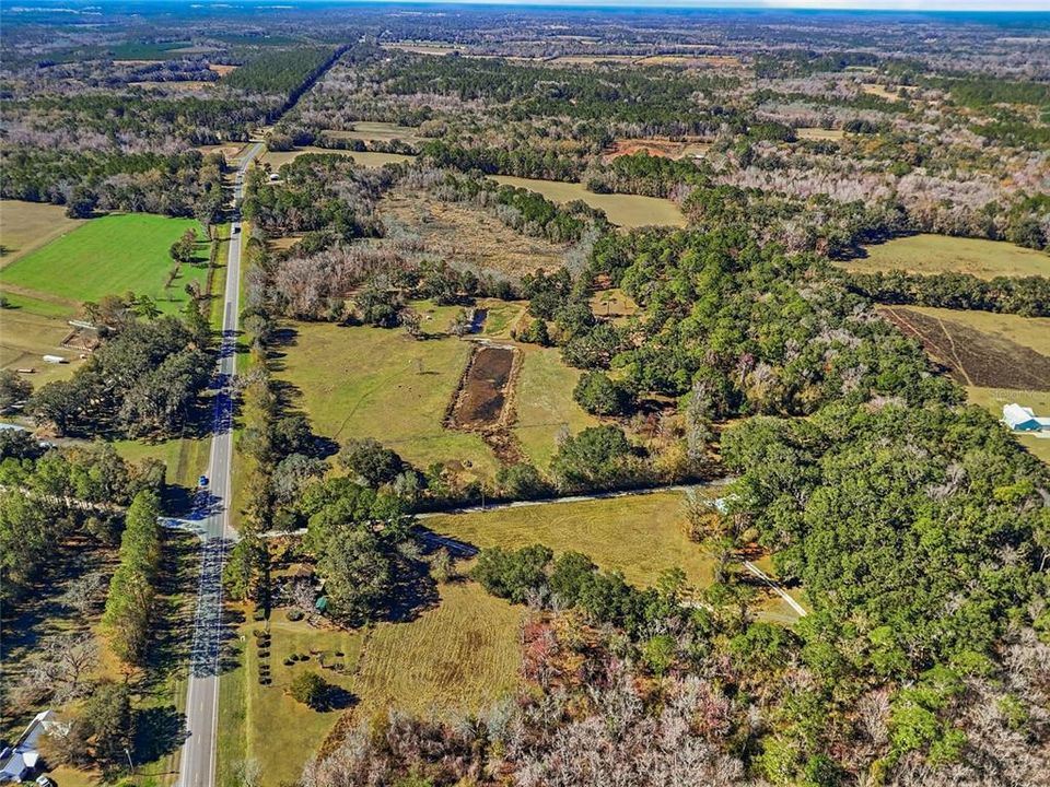 На продажу: $895,000 (40.18 acres)