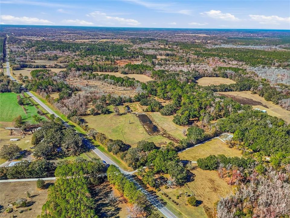 На продажу: $895,000 (40.18 acres)