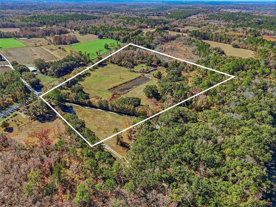 На продажу: $895,000 (40.18 acres)
