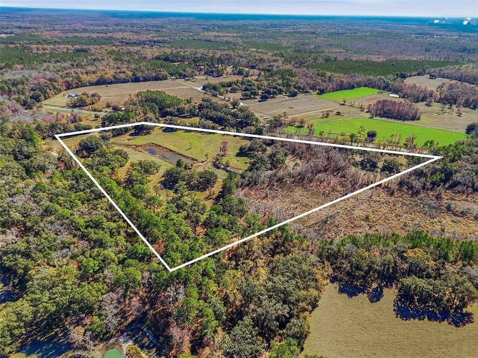 На продажу: $895,000 (40.18 acres)