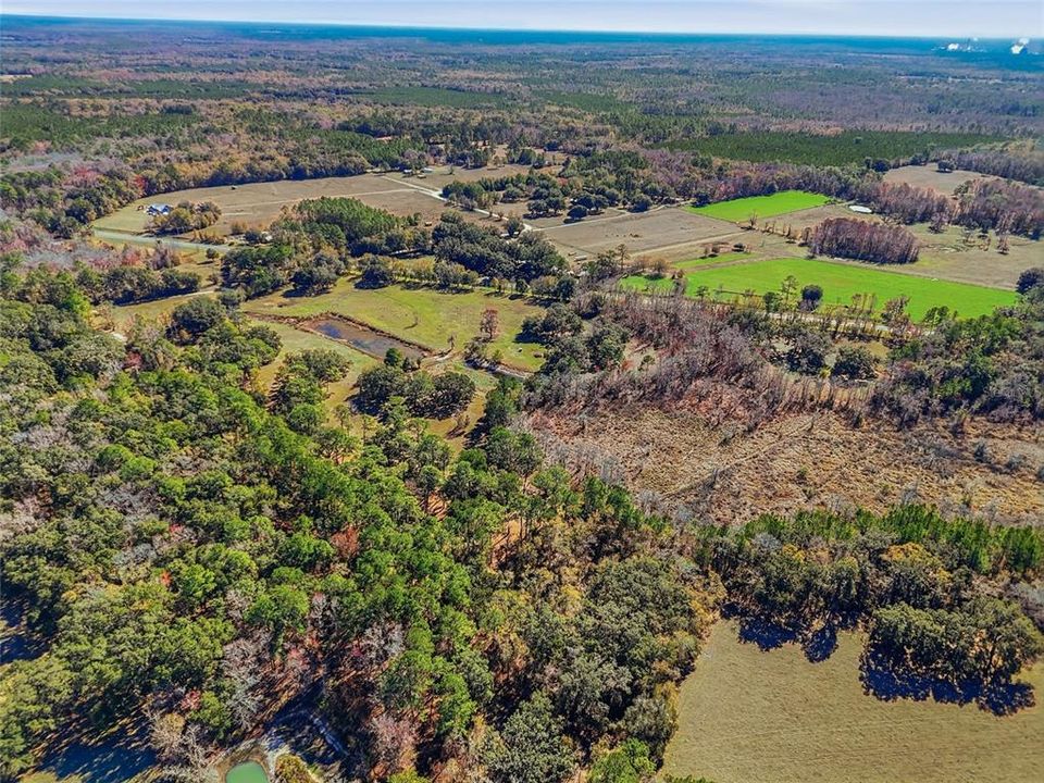 На продажу: $895,000 (40.18 acres)
