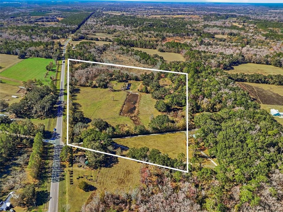 На продажу: $895,000 (40.18 acres)
