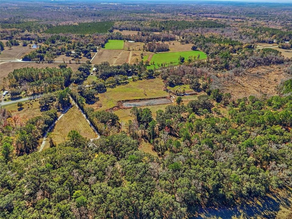 На продажу: $895,000 (40.18 acres)