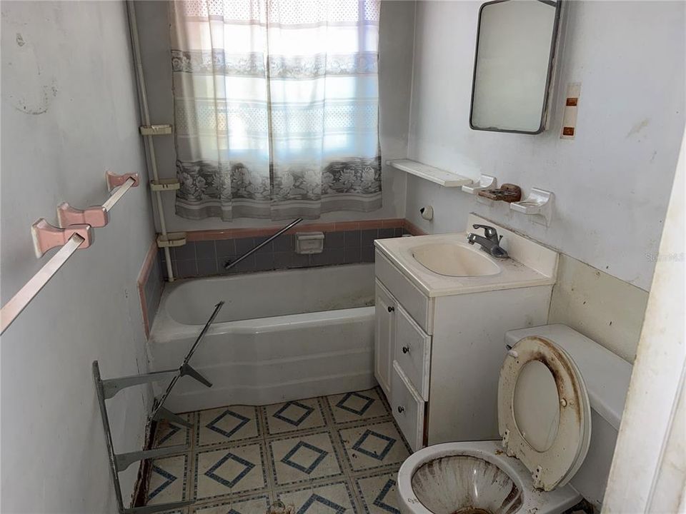 Active With Contract: $79,900 (4 beds, 2 baths, 1528 Square Feet)