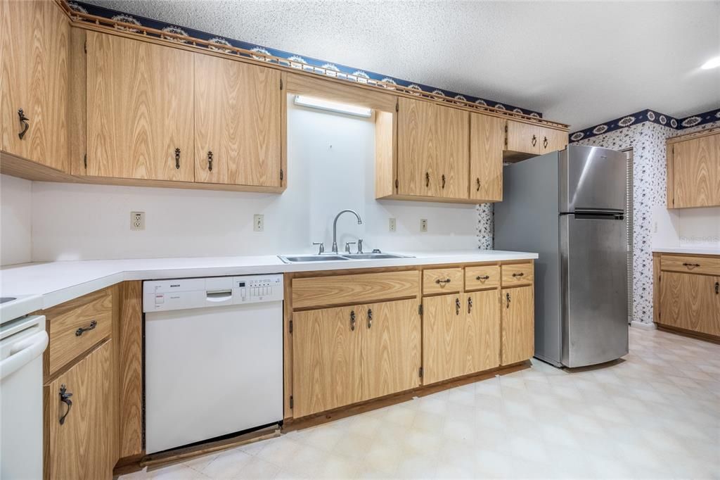 Active With Contract: $132,900 (2 beds, 2 baths, 1688 Square Feet)