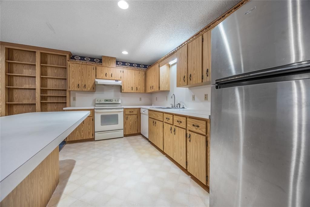 Active With Contract: $132,900 (2 beds, 2 baths, 1688 Square Feet)