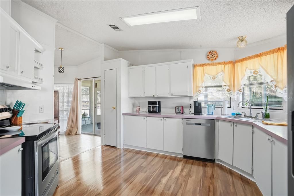 На продажу: $160,000 (2 спален, 2 ванн, 1352 Квадратных фут)