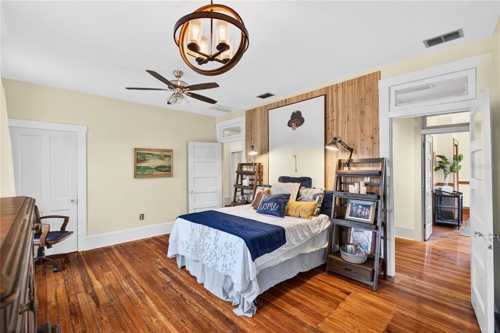 Active With Contract: $395,000 (5 beds, 2 baths, 2752 Square Feet)