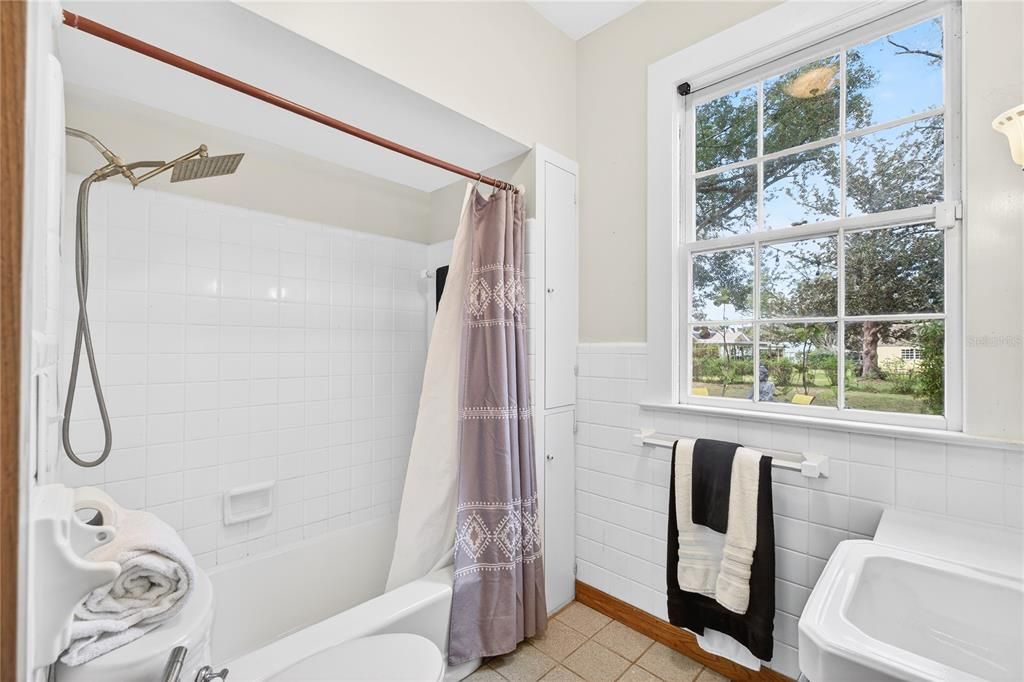 Active With Contract: $395,000 (5 beds, 2 baths, 2752 Square Feet)