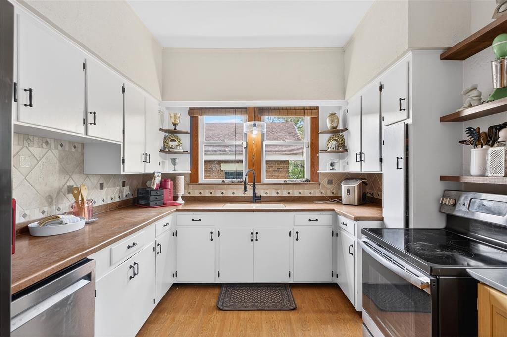 Active With Contract: $395,000 (5 beds, 2 baths, 2752 Square Feet)