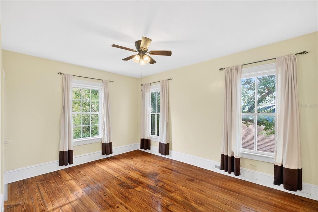 Active With Contract: $395,000 (5 beds, 2 baths, 2752 Square Feet)