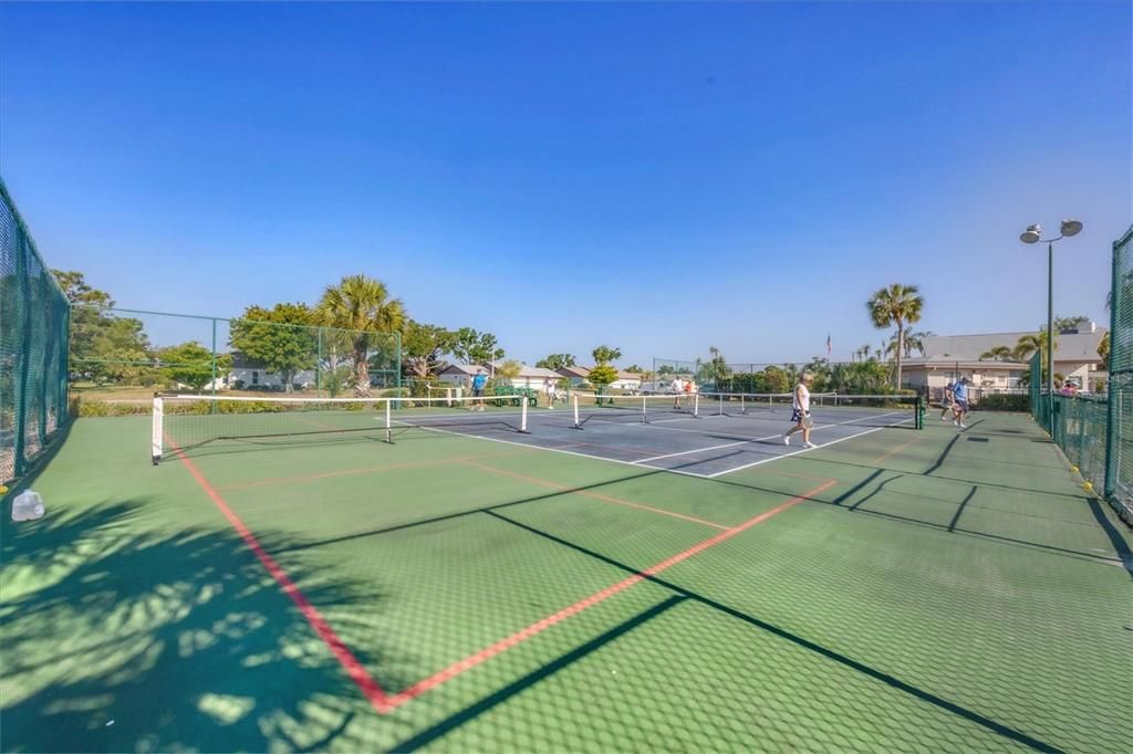 For Sale: $229,900 (2 beds, 2 baths, 1421 Square Feet)