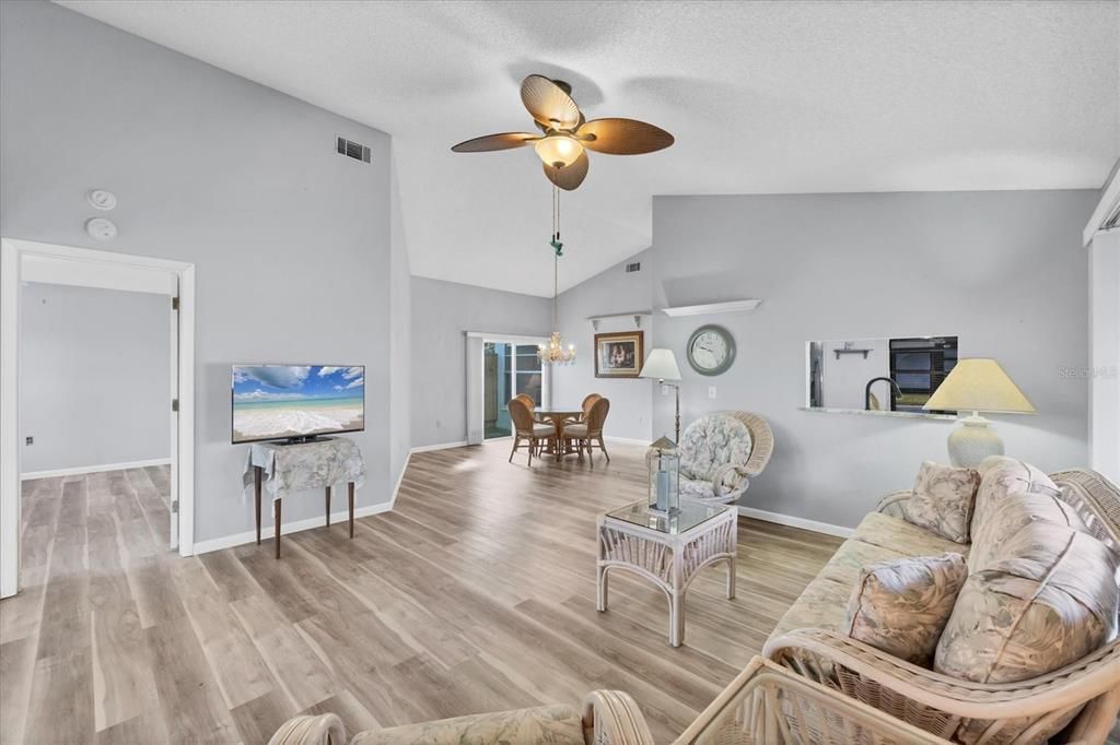 For Sale: $229,900 (2 beds, 2 baths, 1421 Square Feet)