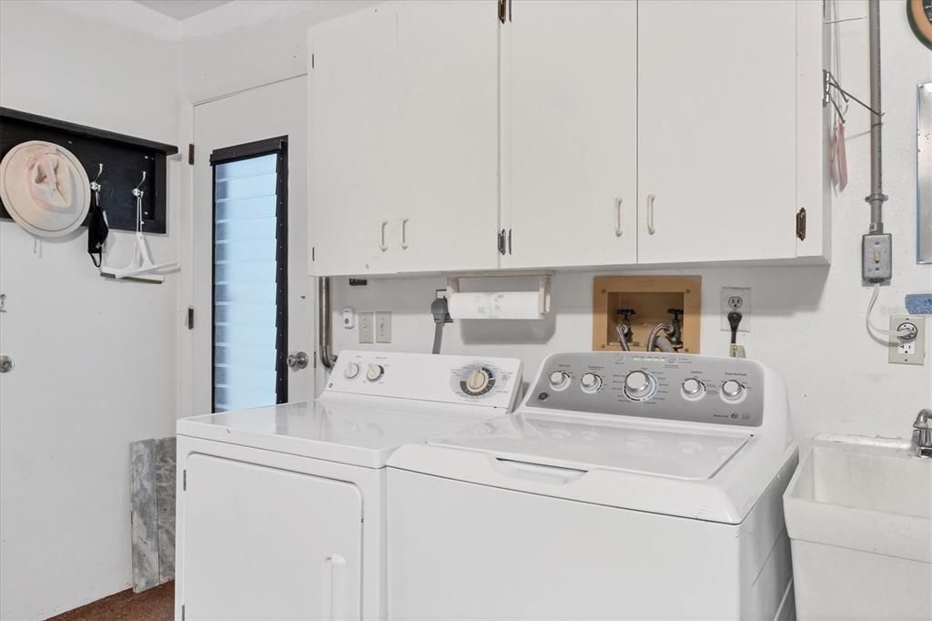 For Sale: $229,900 (2 beds, 2 baths, 1421 Square Feet)