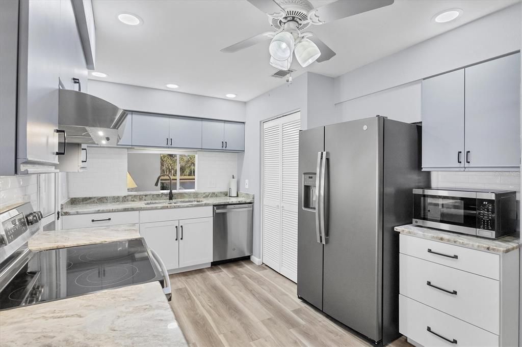 For Sale: $229,900 (2 beds, 2 baths, 1421 Square Feet)