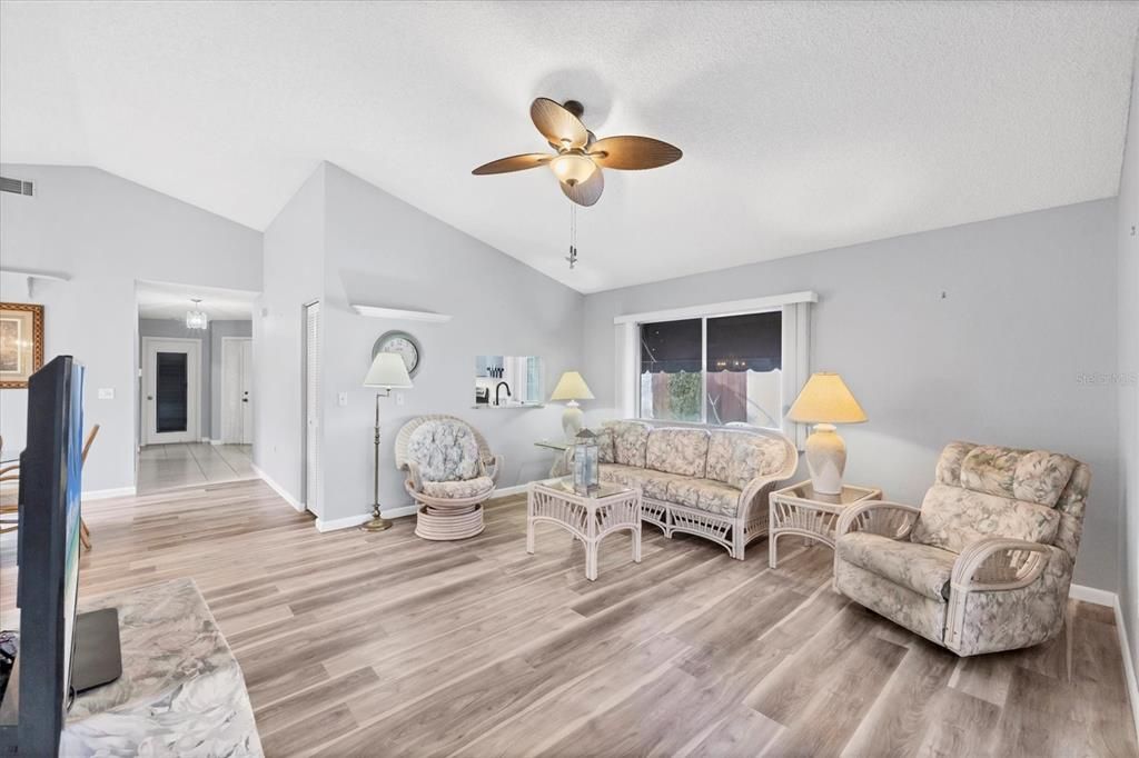 For Sale: $229,900 (2 beds, 2 baths, 1421 Square Feet)