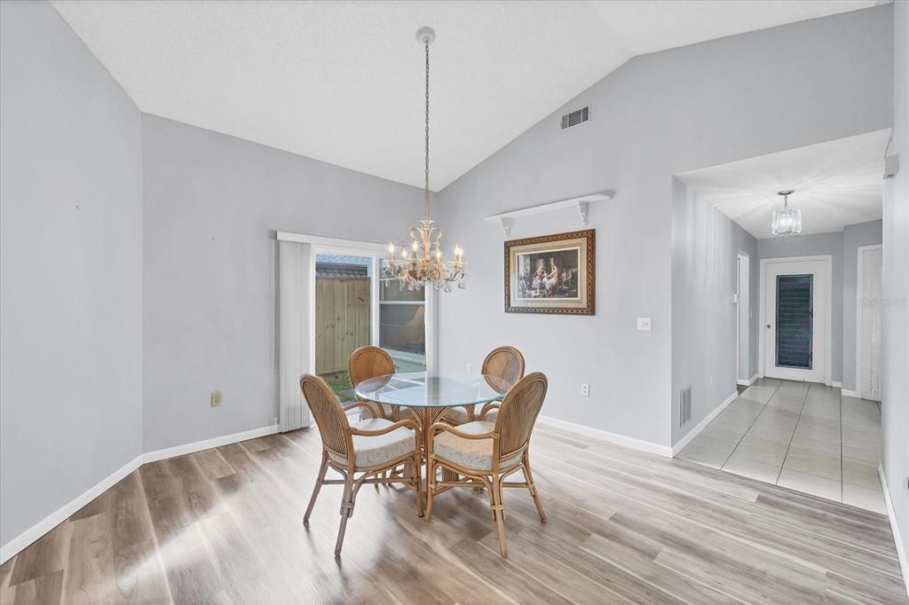 For Sale: $229,900 (2 beds, 2 baths, 1421 Square Feet)