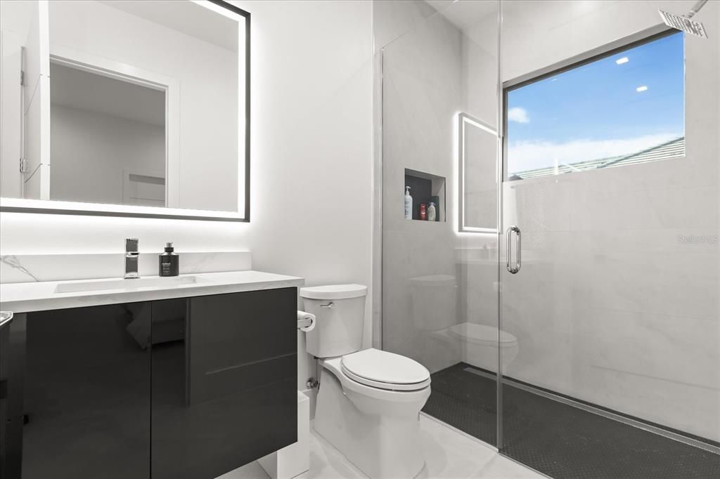 Activo con contrato: $2,400,000 (5 camas, 3 baños, 5359 Pies cuadrados)