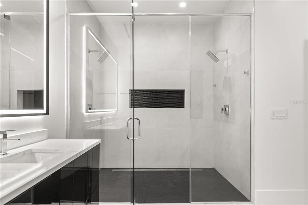 Activo con contrato: $2,400,000 (5 camas, 3 baños, 5359 Pies cuadrados)
