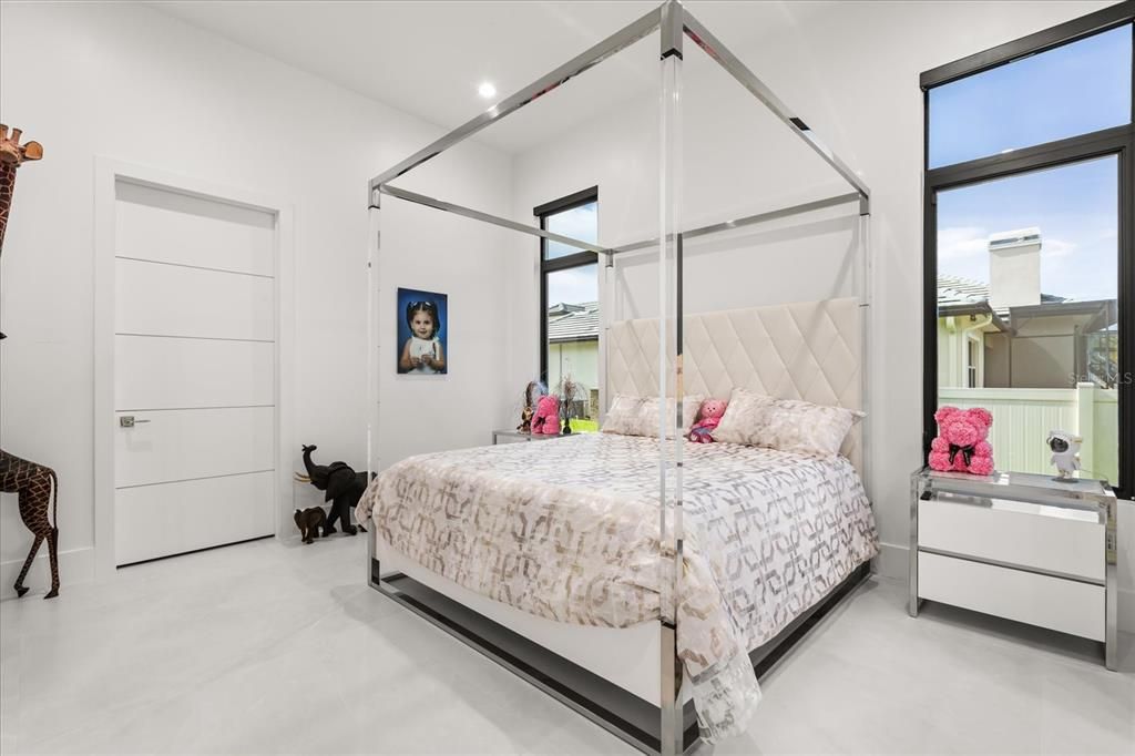 Activo con contrato: $2,400,000 (5 camas, 3 baños, 5359 Pies cuadrados)