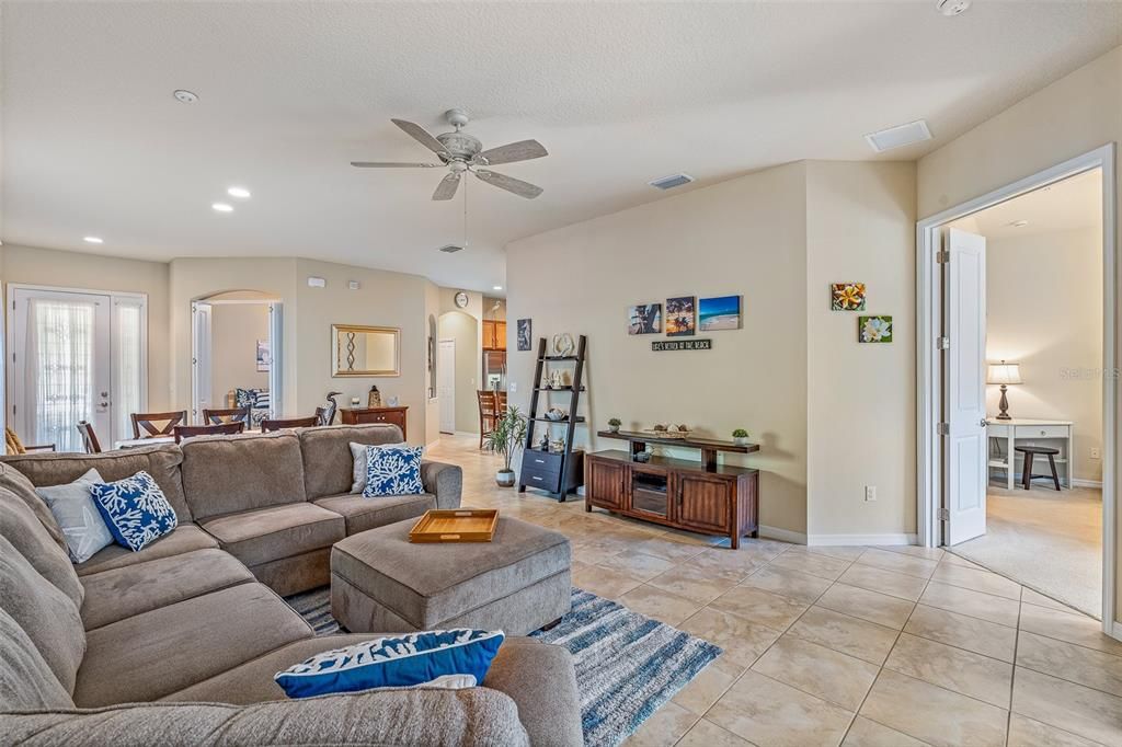 На продажу: $349,900 (2 спален, 2 ванн, 1510 Квадратных фут)