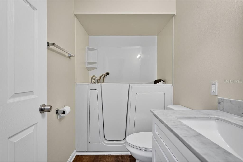 Activo con contrato: $239,000 (2 camas, 2 baños, 1242 Pies cuadrados)