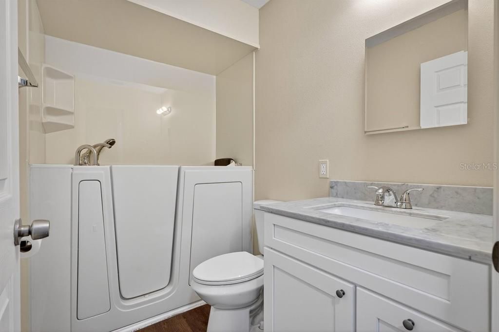 Activo con contrato: $239,000 (2 camas, 2 baños, 1242 Pies cuadrados)