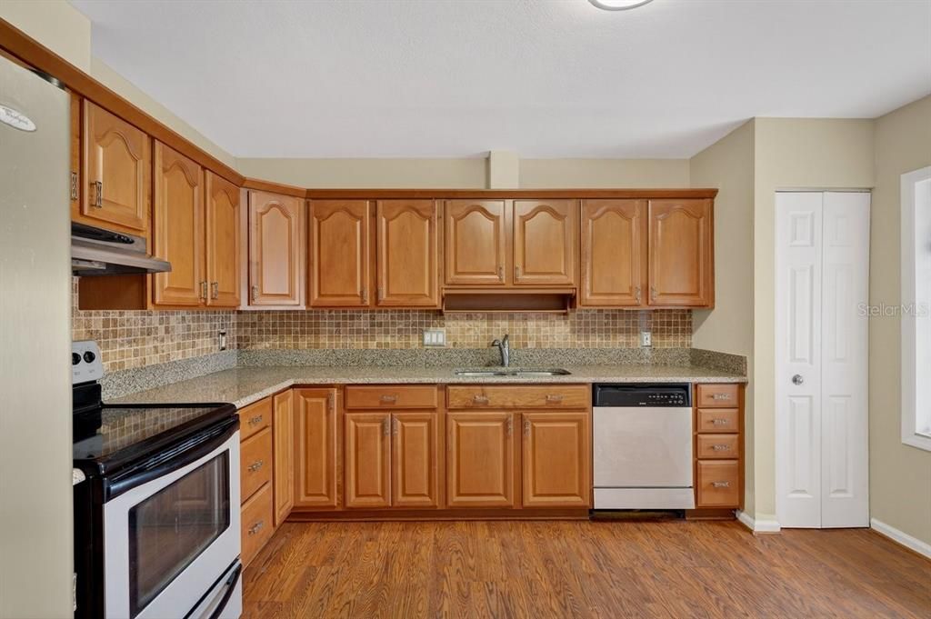 Activo con contrato: $239,000 (2 camas, 2 baños, 1242 Pies cuadrados)
