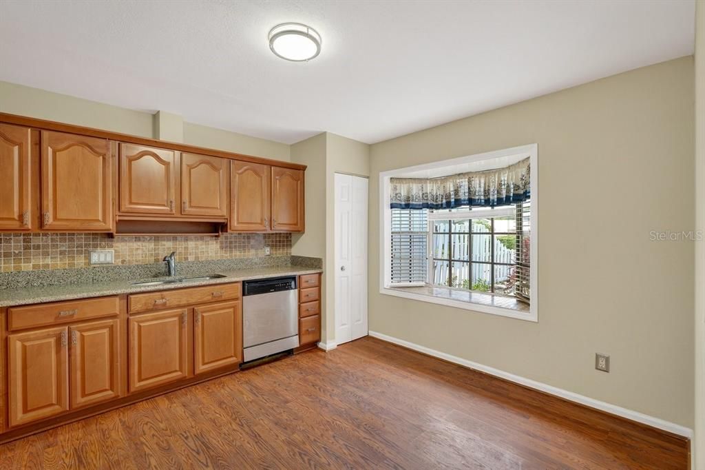 Activo con contrato: $239,000 (2 camas, 2 baños, 1242 Pies cuadrados)