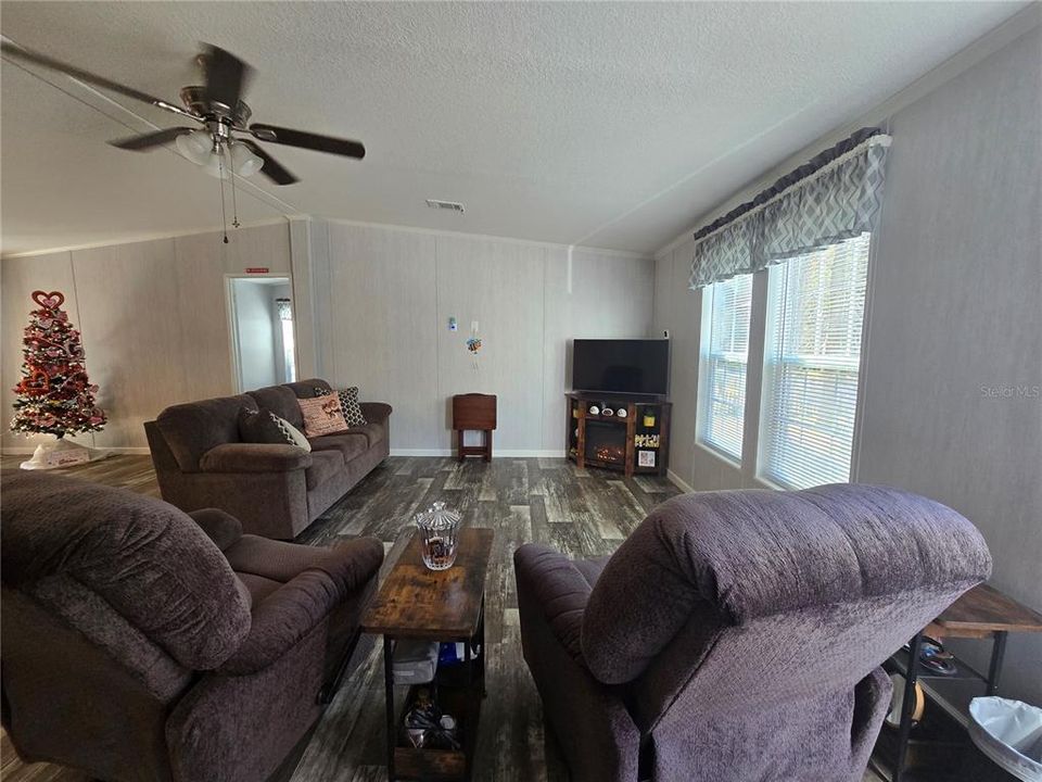 En Venta: $359,900 (2 camas, 2 baños, 1296 Pies cuadrados)