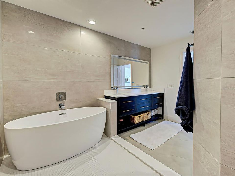 For Sale: $799,000 (2 beds, 2 baths, 1833 Square Feet)