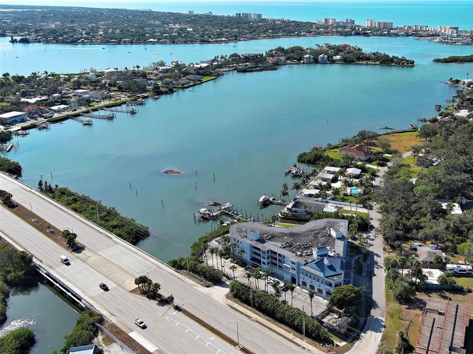 For Sale: $799,000 (2 beds, 2 baths, 1833 Square Feet)