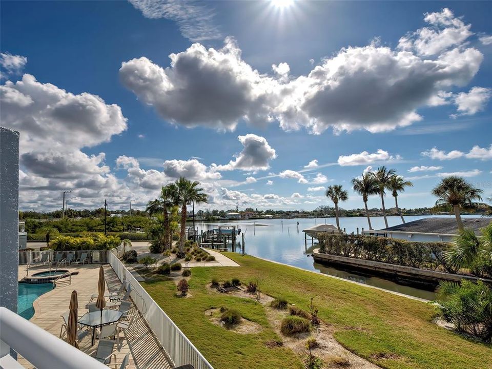 For Sale: $799,000 (2 beds, 2 baths, 1833 Square Feet)