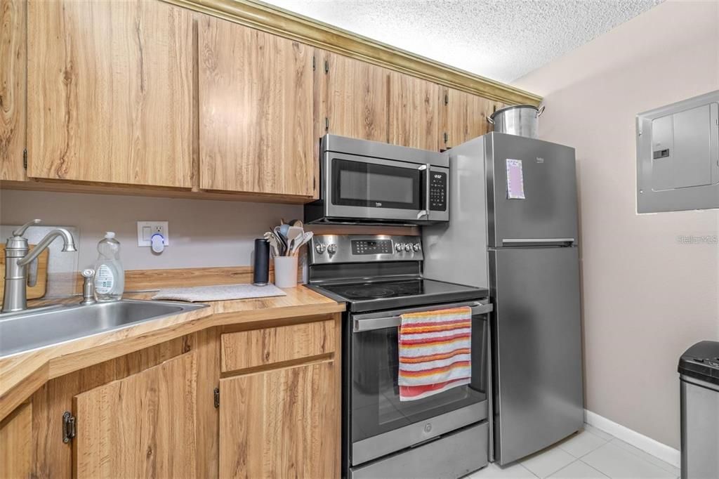 Active With Contract: $1,650 (2 beds, 2 baths, 1036 Square Feet)