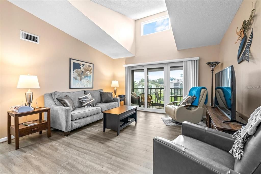 Active With Contract: $1,650 (2 beds, 2 baths, 1036 Square Feet)
