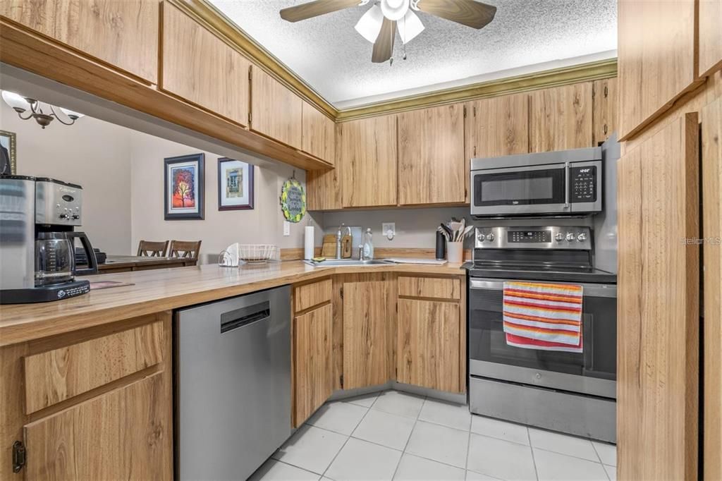 Active With Contract: $1,650 (2 beds, 2 baths, 1036 Square Feet)
