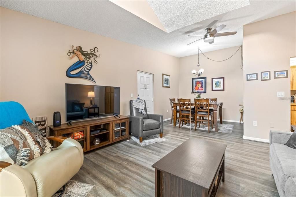 Active With Contract: $1,650 (2 beds, 2 baths, 1036 Square Feet)