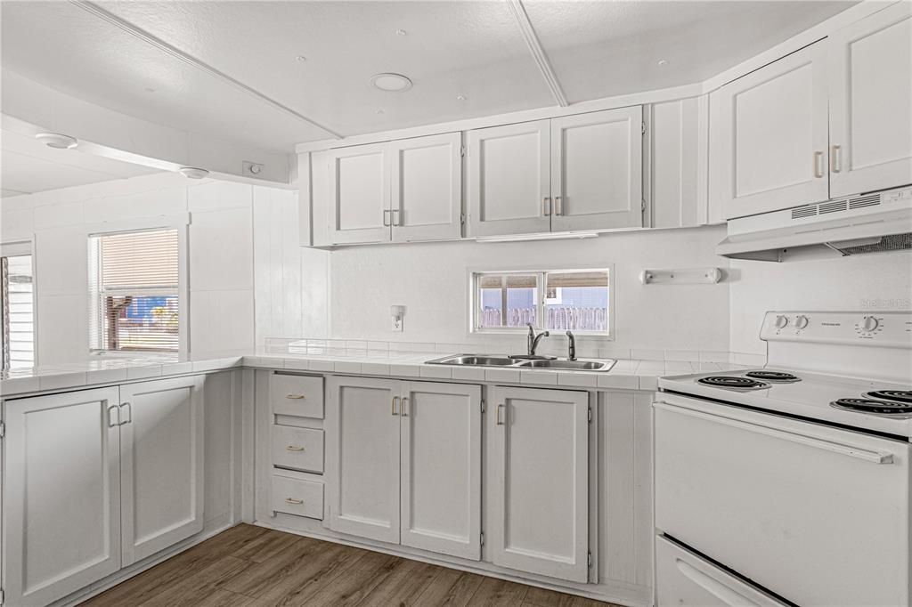 For Sale: $117,000 (2 beds, 1 baths, 586 Square Feet)