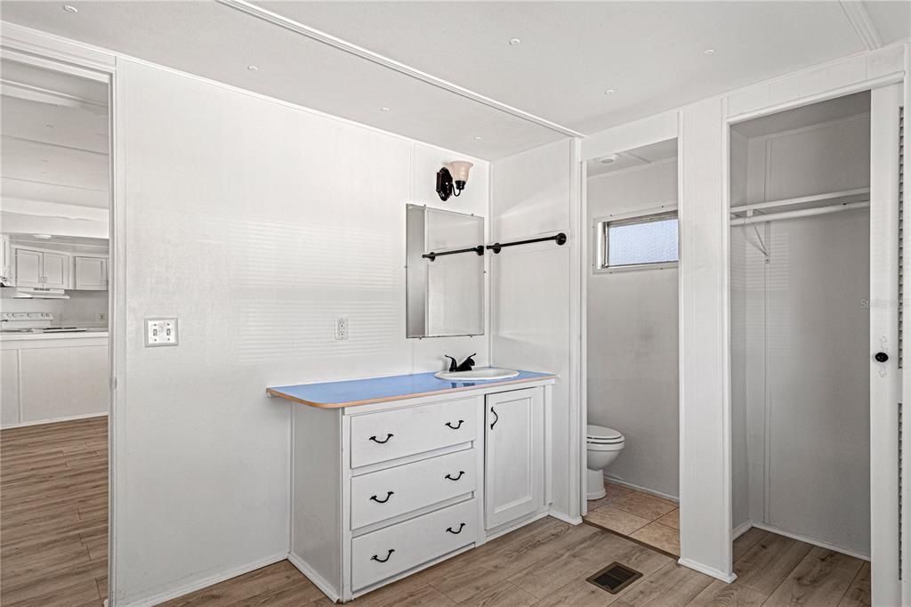 For Sale: $117,000 (2 beds, 1 baths, 586 Square Feet)