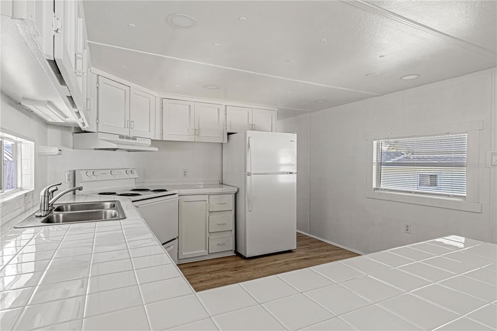 For Sale: $117,000 (2 beds, 1 baths, 586 Square Feet)