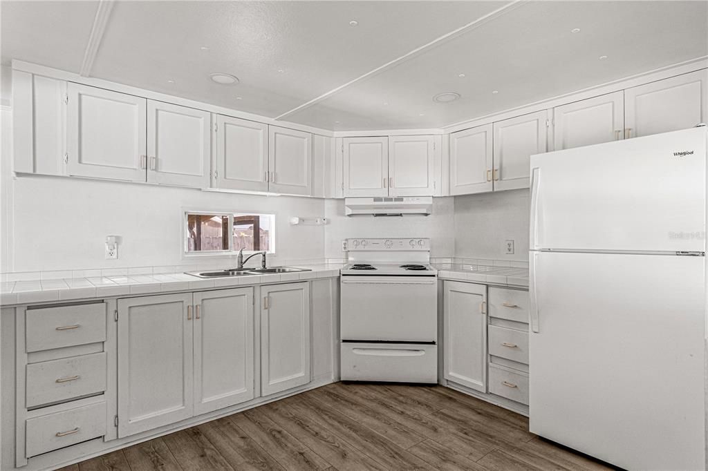 For Sale: $117,000 (2 beds, 1 baths, 586 Square Feet)