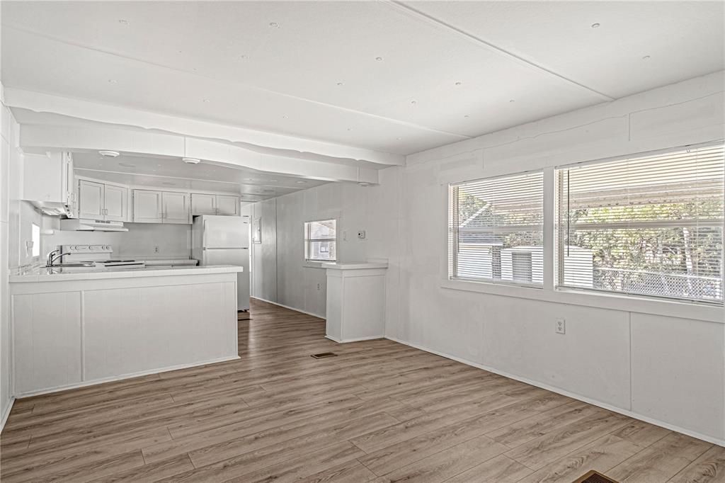 For Sale: $117,000 (2 beds, 1 baths, 586 Square Feet)