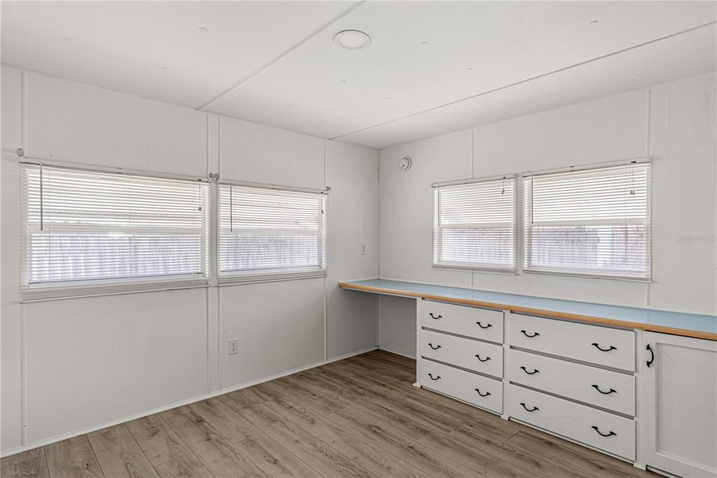 For Sale: $117,000 (2 beds, 1 baths, 586 Square Feet)