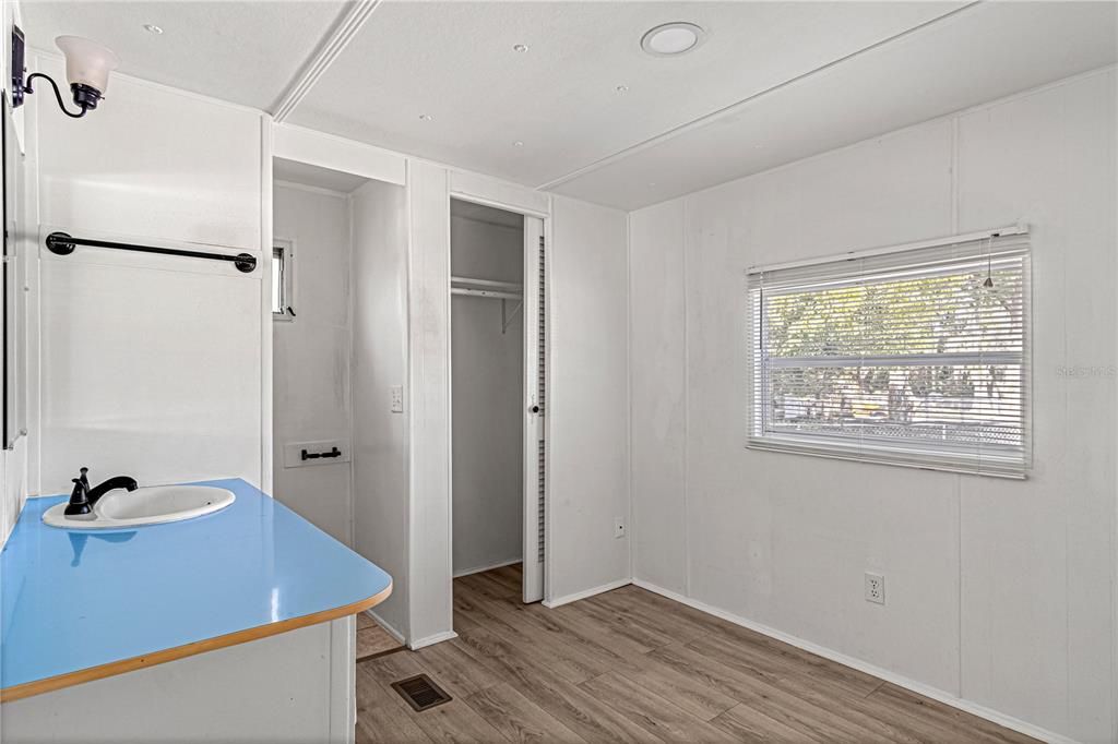 For Sale: $117,000 (2 beds, 1 baths, 586 Square Feet)